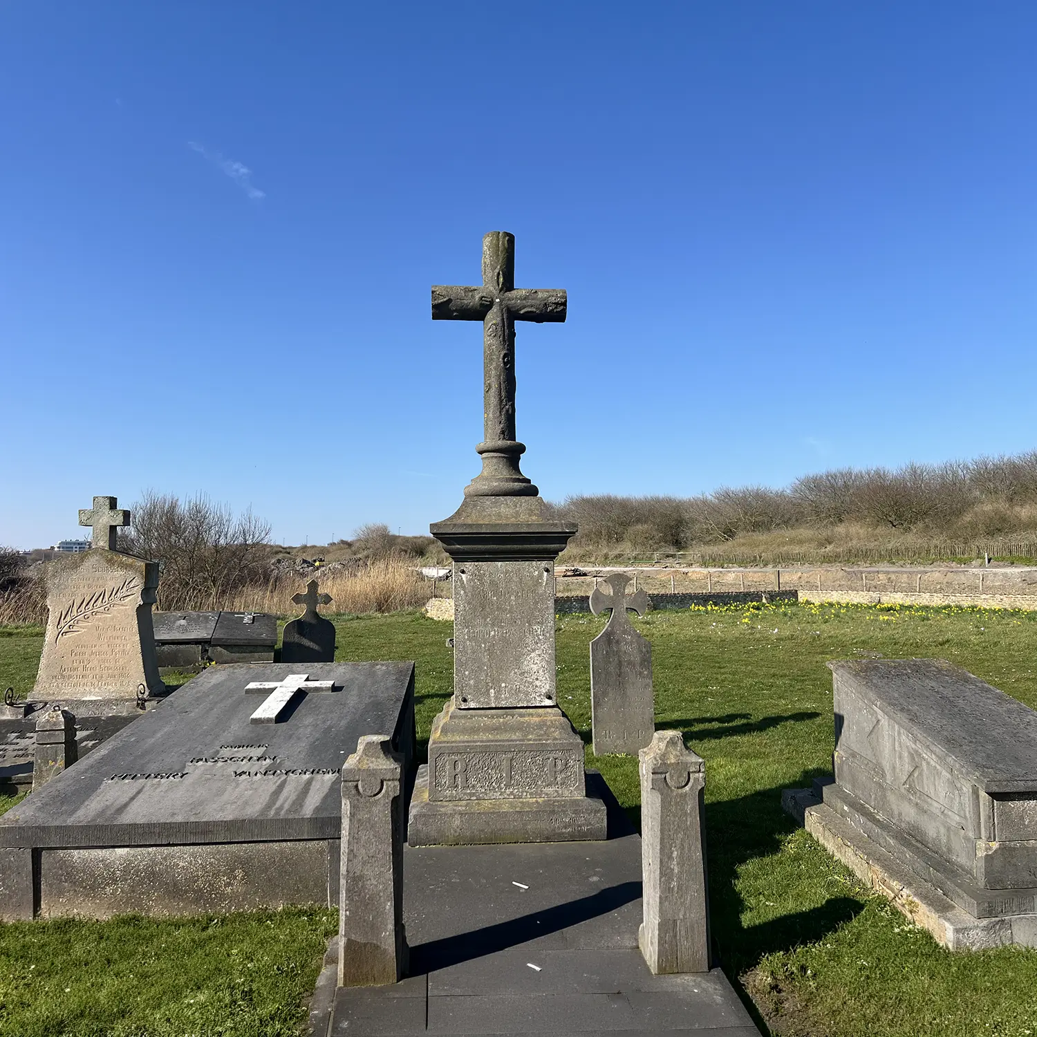tombe avec croix catholique